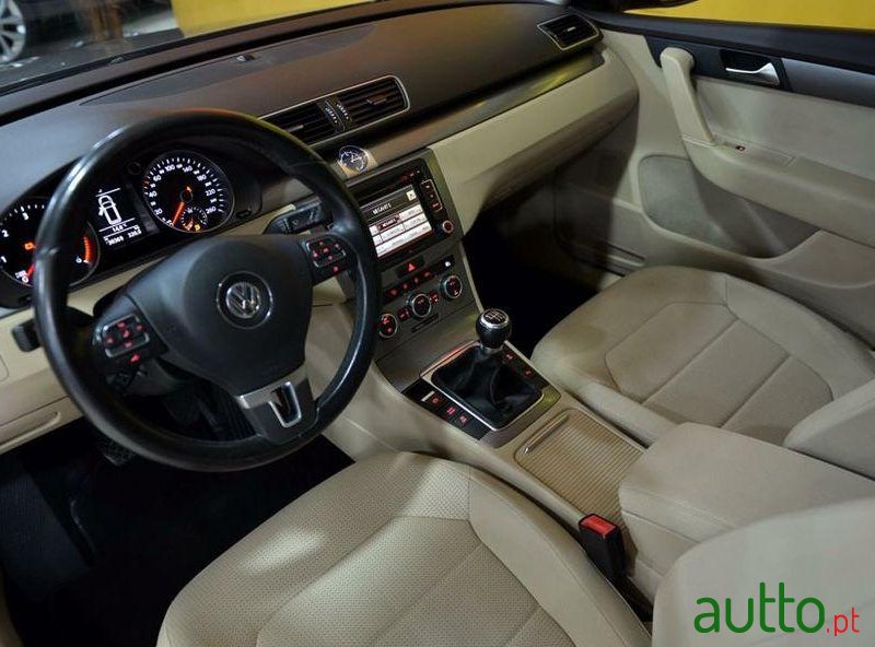 2013' Volkswagen Passat Variant photo #1