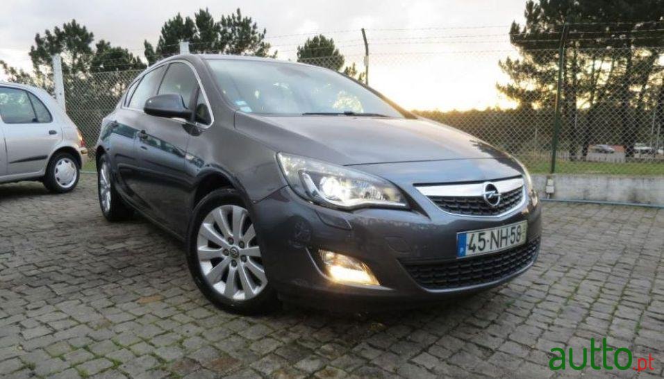 2012' Opel Astra photo #1
