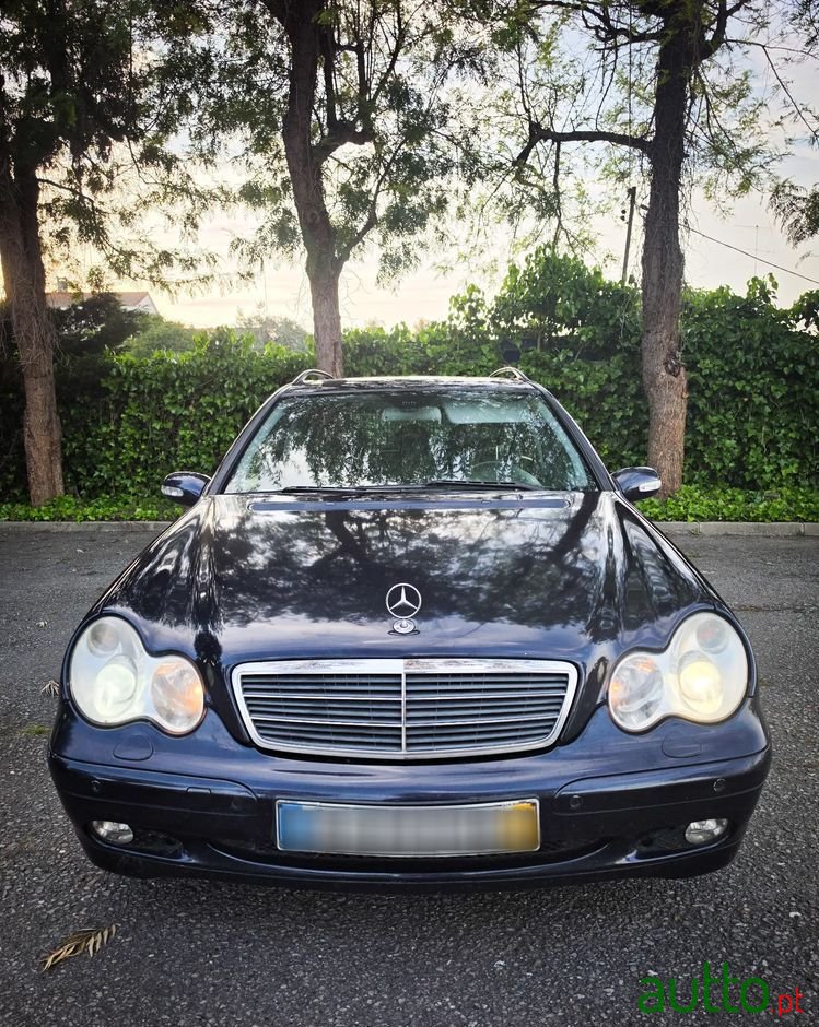 2004' Mercedes-Benz Classe C photo #2