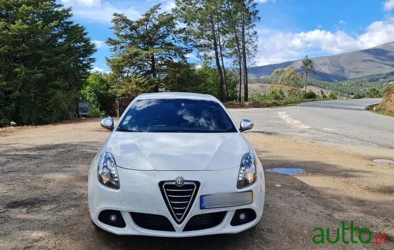 2013' Alfa Romeo Giulietta photo #3