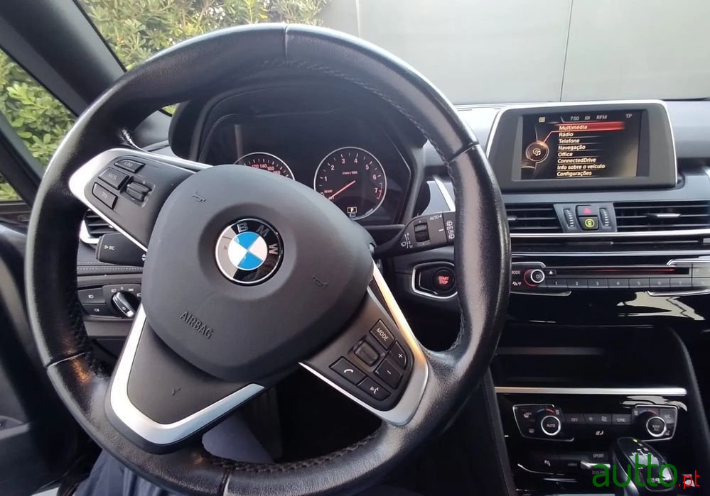 2016' BMW 225Xe Active Tourer photo #4