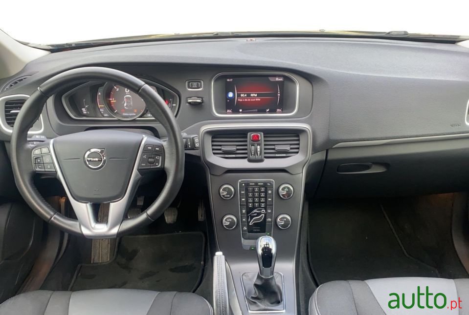 2018' Volvo V40 photo #1