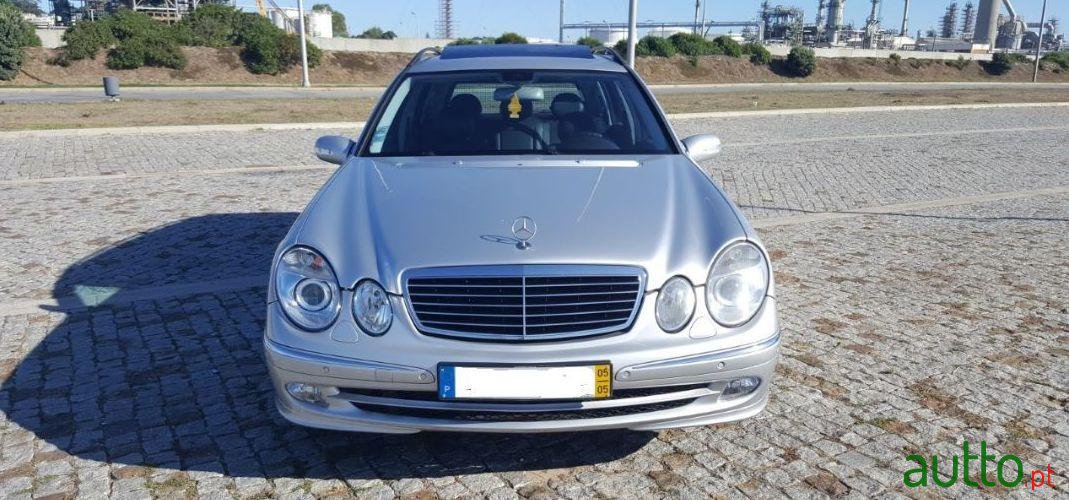 2005' Mercedes-Benz E-280 Avantgarde photo #2
