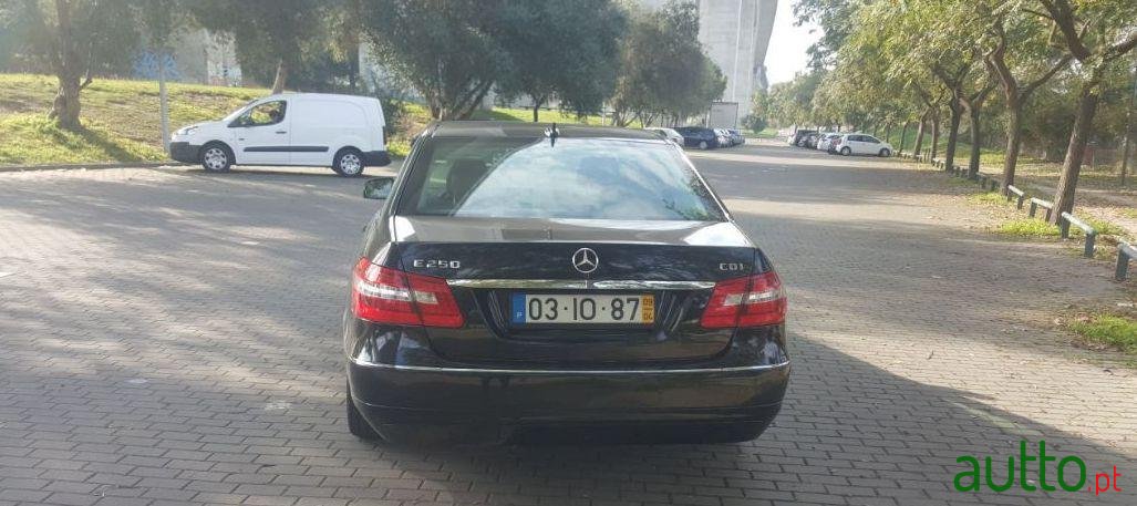 2009' Mercedes-Benz E-250 Avanguard photo #2