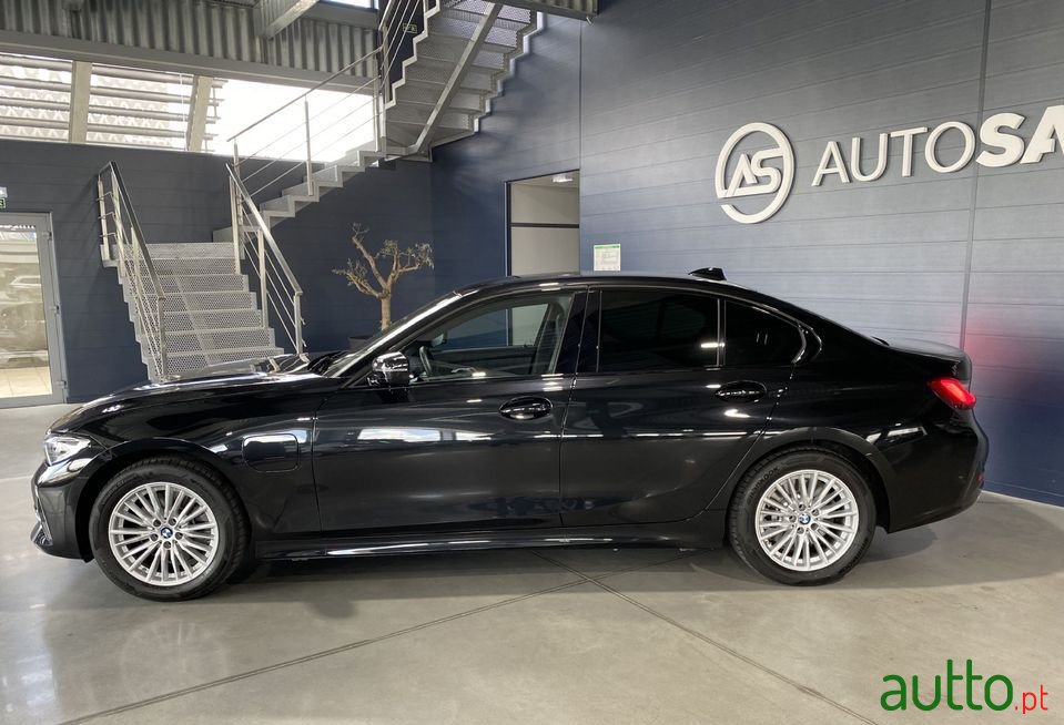 2021' BMW 320 photo #2