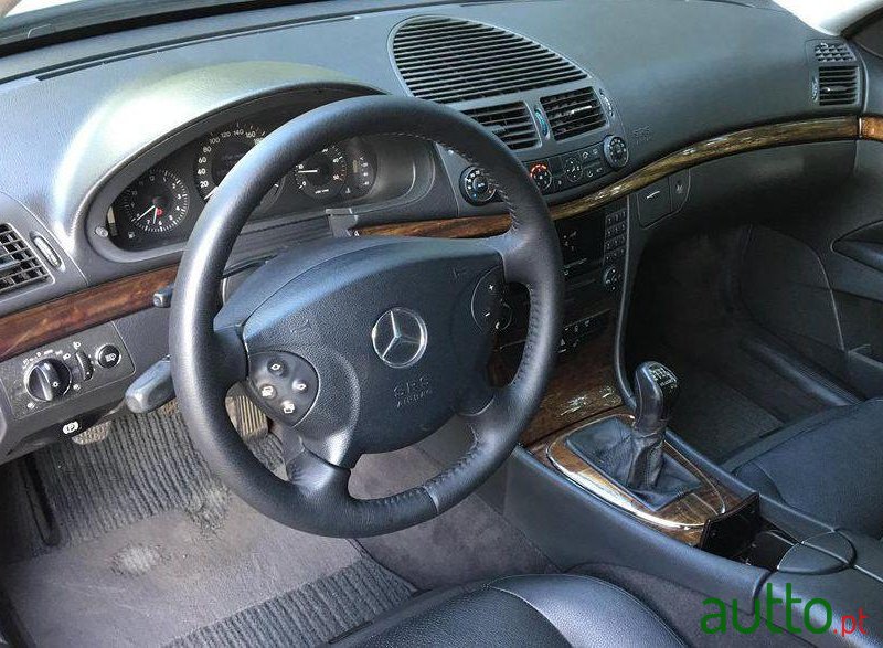 2003' Mercedes-Benz E-220 Classic photo #4