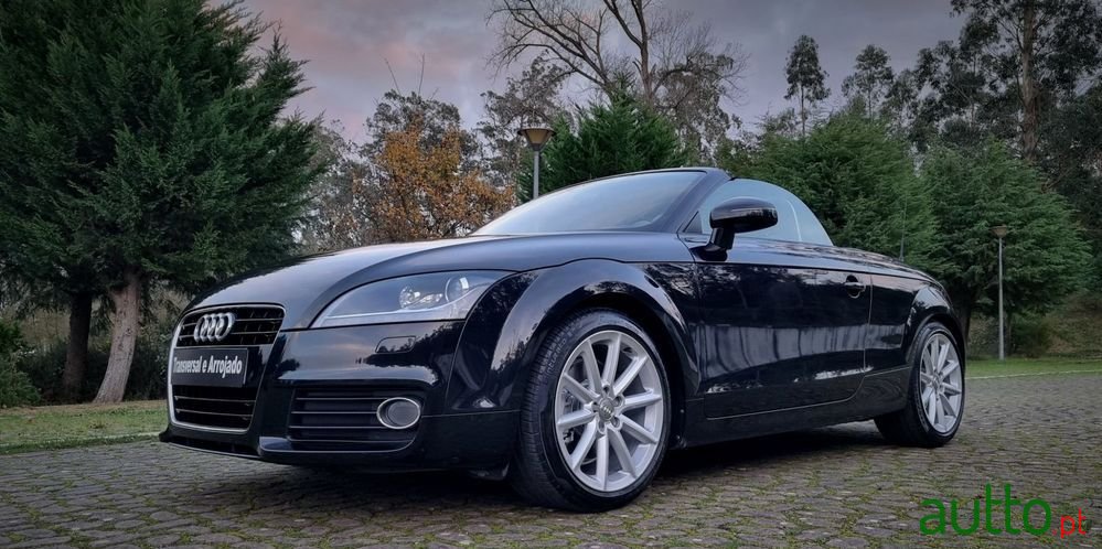 2011' Audi TT Roadster photo #2