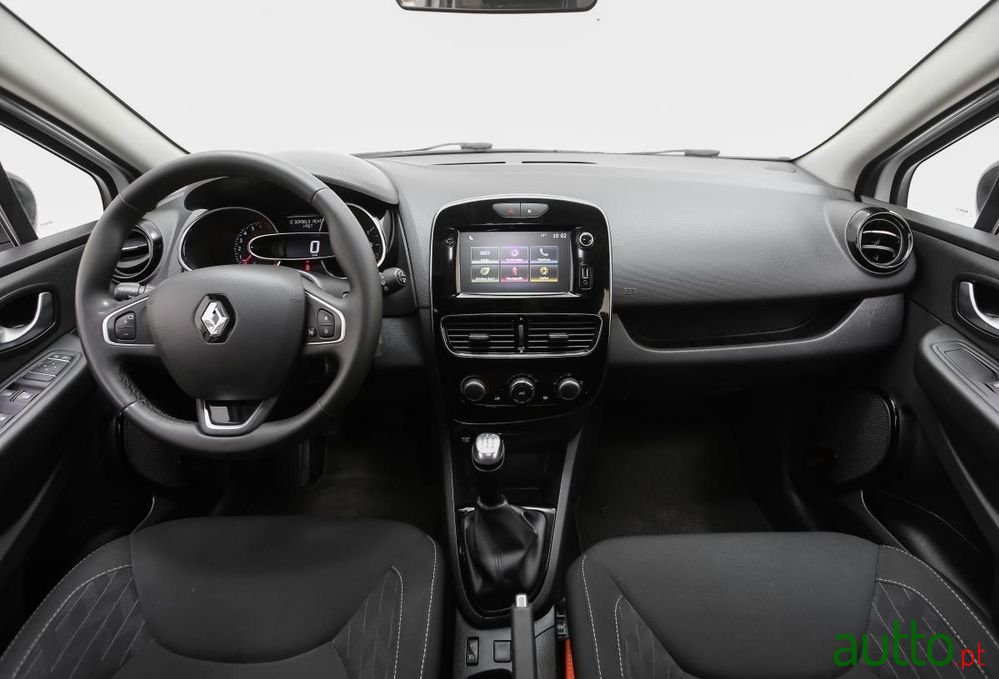 2021' Renault Clio Sport Tourer photo #6