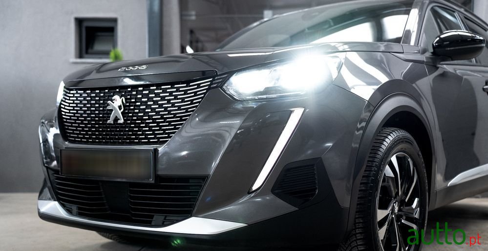 2023' Peugeot 2008 photo #2