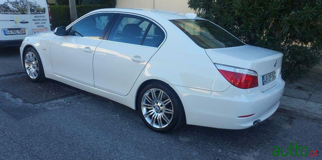 2009' BMW 520 520D photo #1