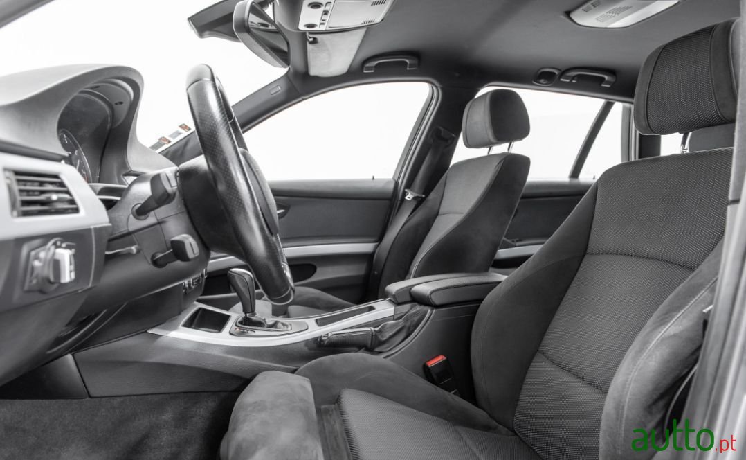 2010' BMW 320 photo #4