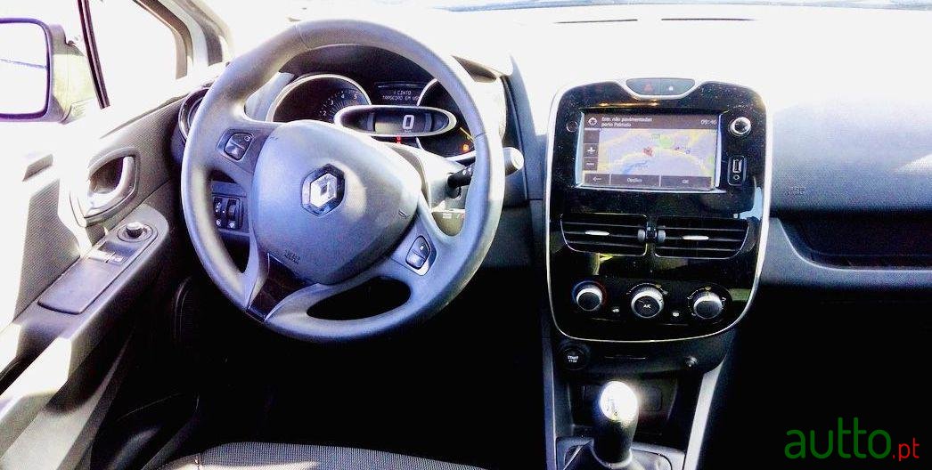 2015' Renault Clio Sport Tourer photo #3