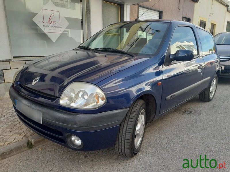 2001' Renault Clio photo #2