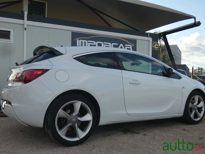 2012' Opel Astra Gtc photo #2