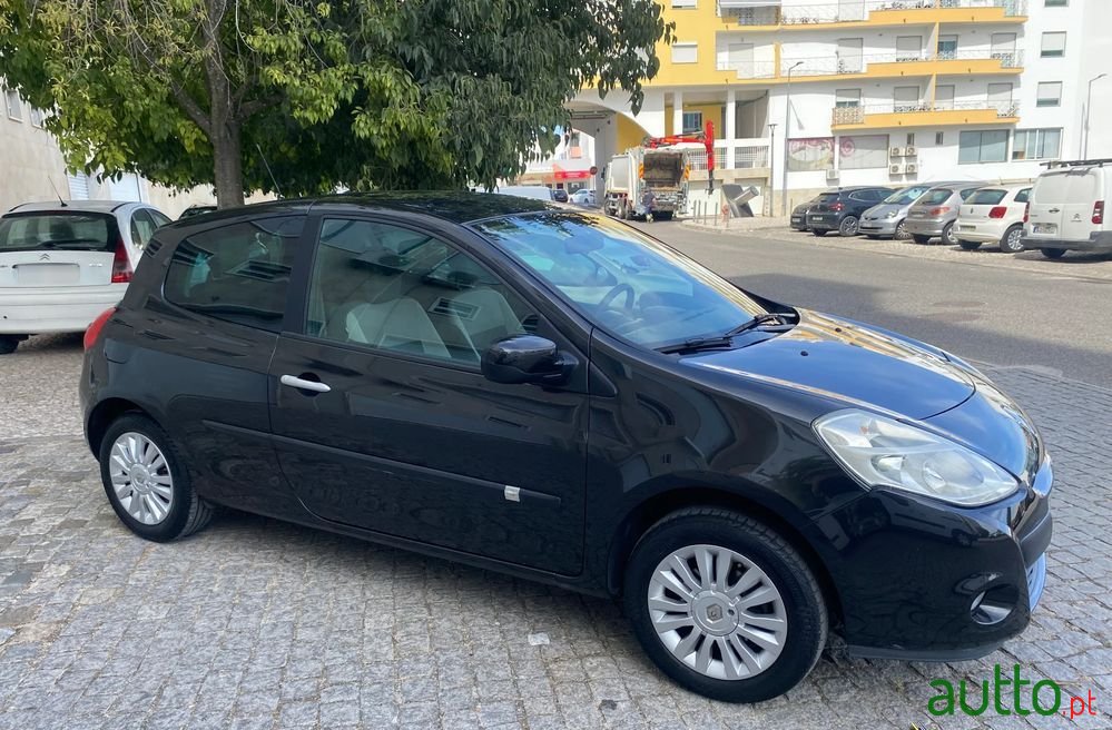 2010' Renault Clio photo #5