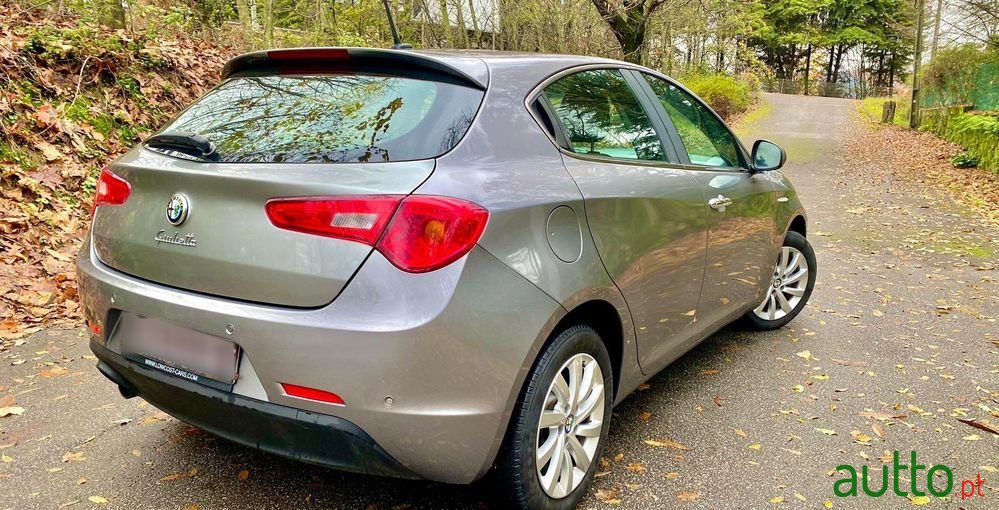 2015' Alfa Romeo Giulietta photo #3