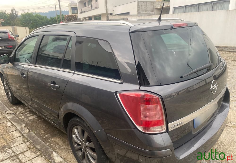 2010' Opel Astra photo #4