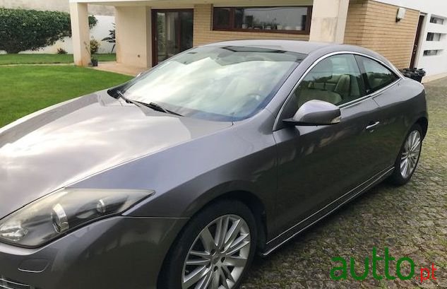 2010' Renault Laguna photo #2