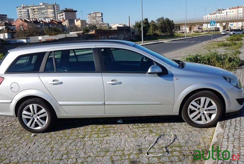 2008' Opel Astra Caravan photo #4