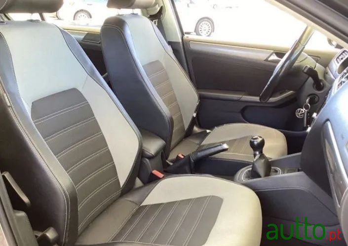 2011' Volkswagen Jetta photo #2