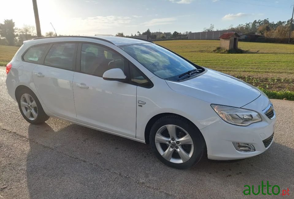 2012' Opel Astra photo #3