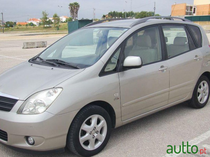 2002' Toyota Corolla Verso photo #2