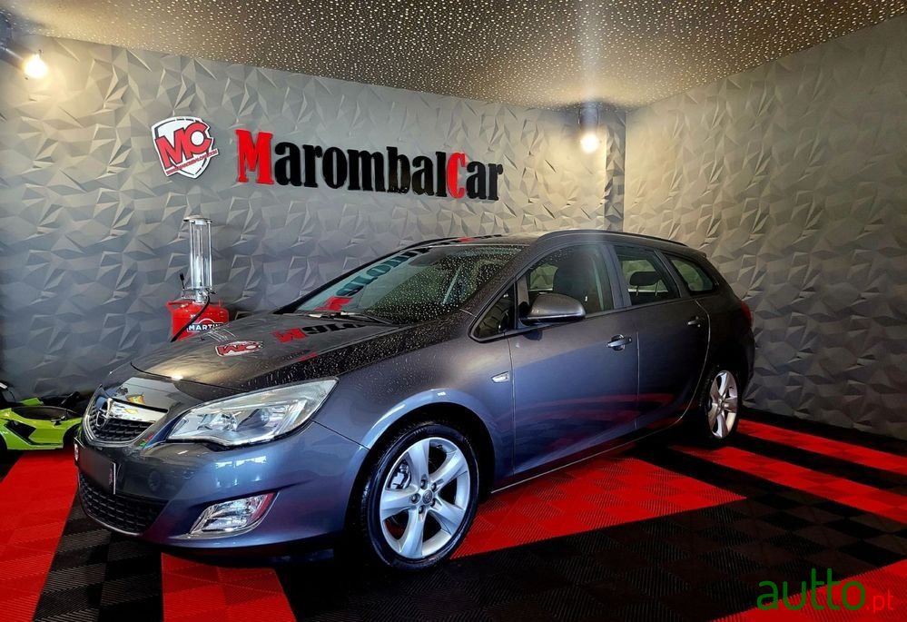 2011' Opel Astra Sports Tourer photo #4