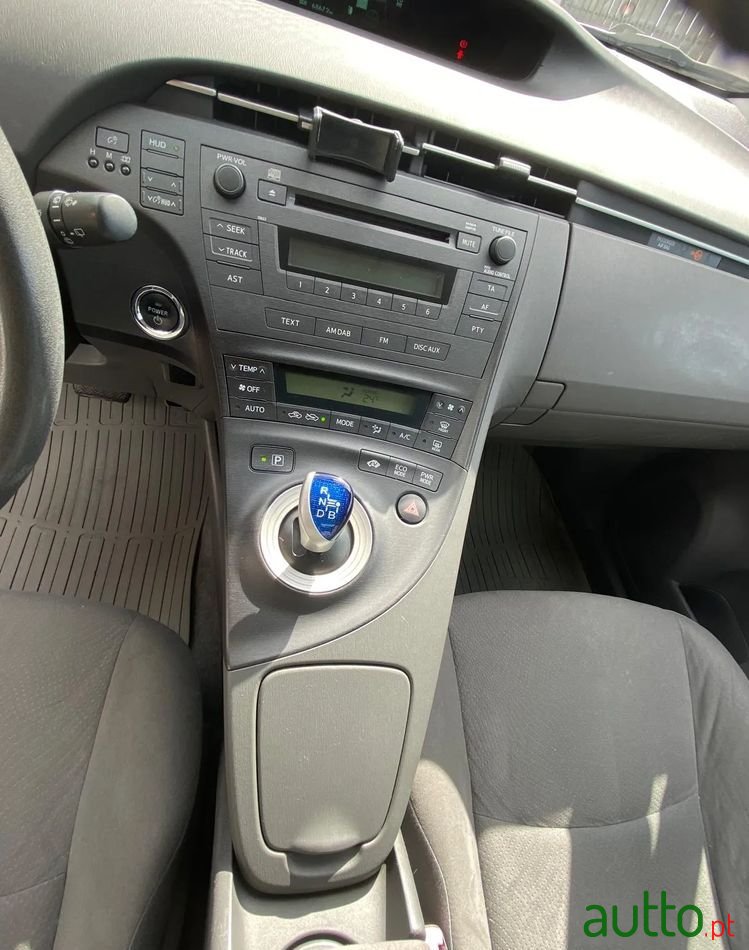 2010' Toyota Prius 1.8 Premium photo #4