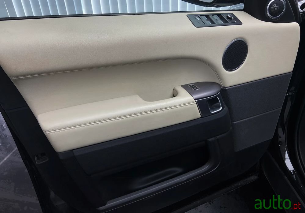 2017' Land Rover Range Rover Sport photo #6