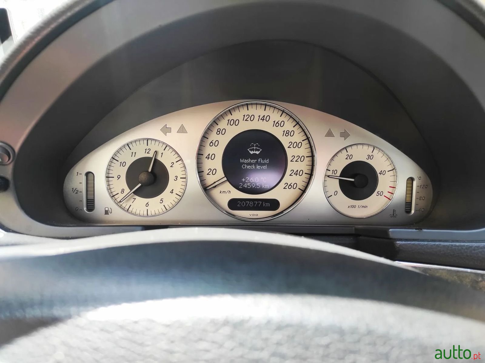 2002' Mercedes-Benz E-220 photo #3