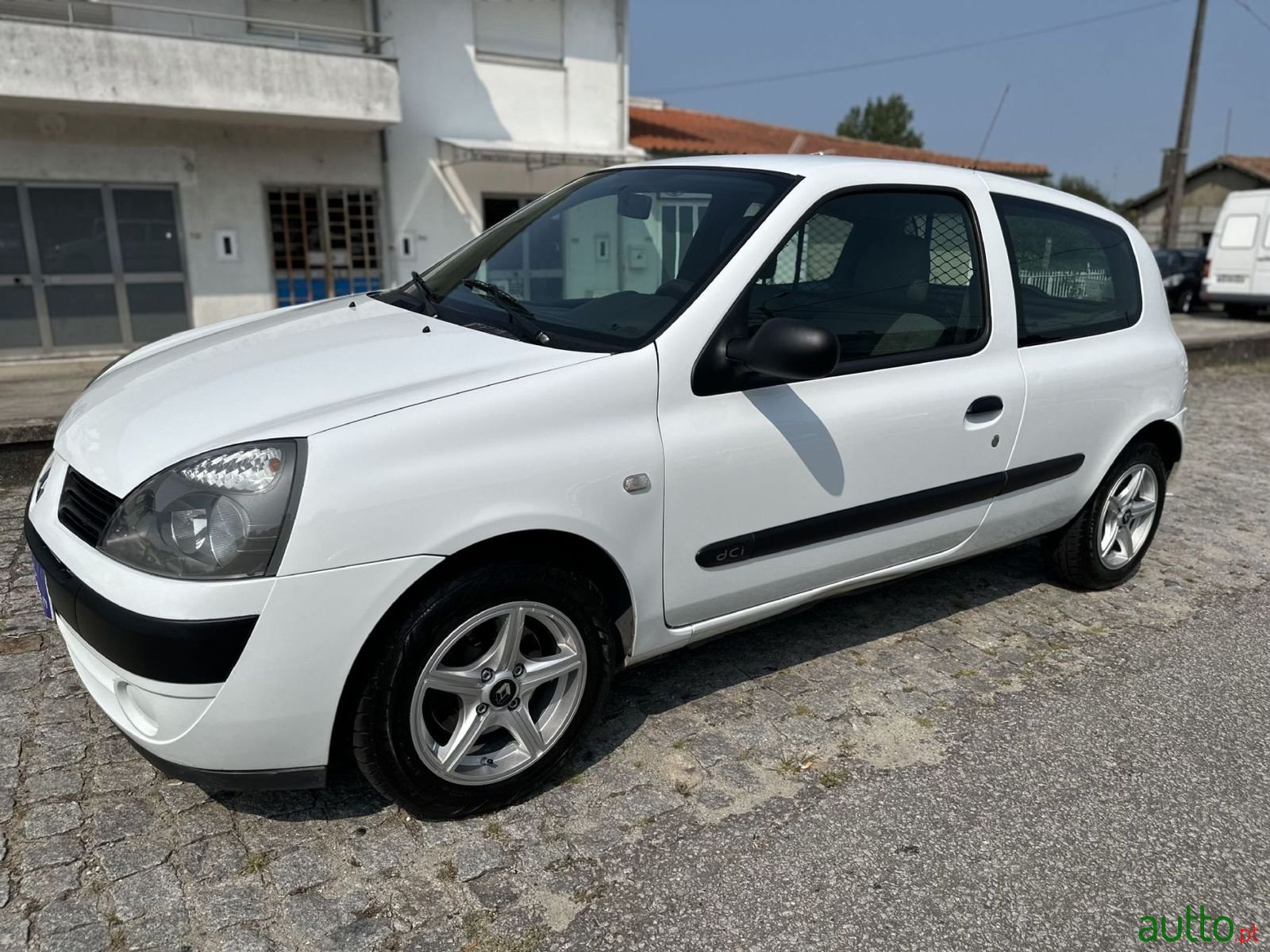 2005' Renault Clio photo #1