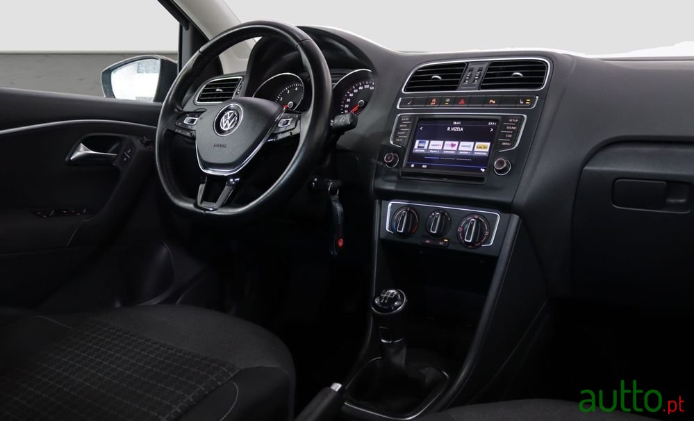2016' Volkswagen Polo photo #4