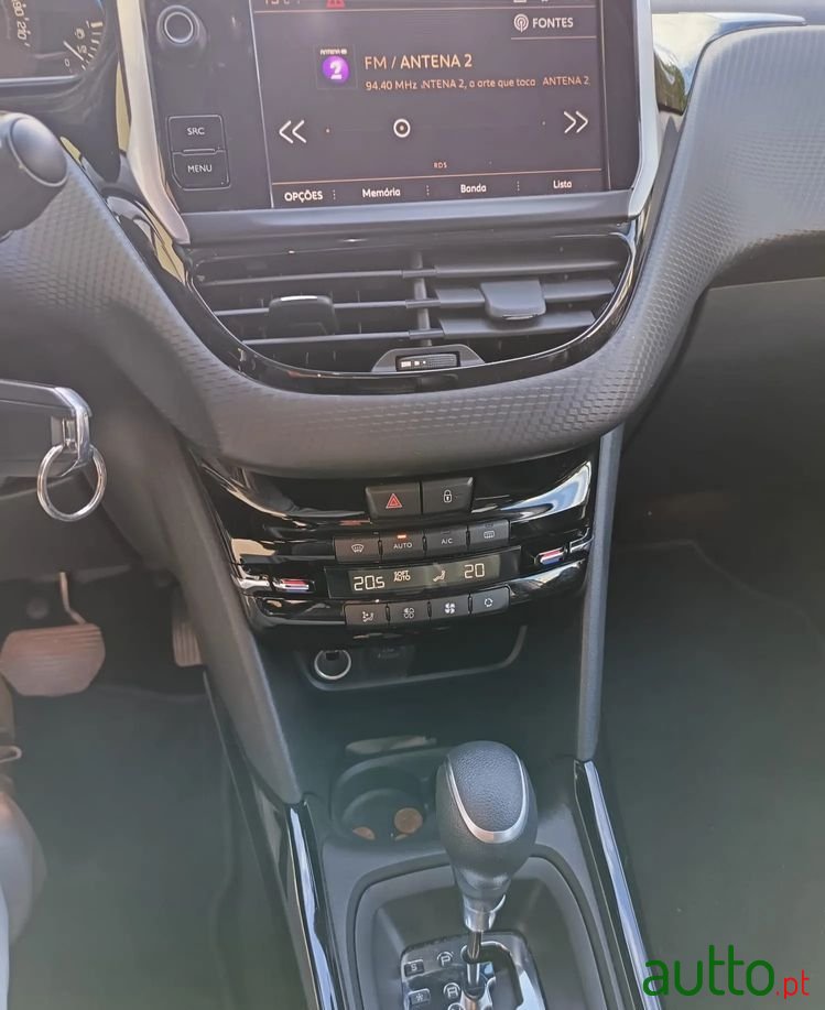 2019' Peugeot 2008 photo #5