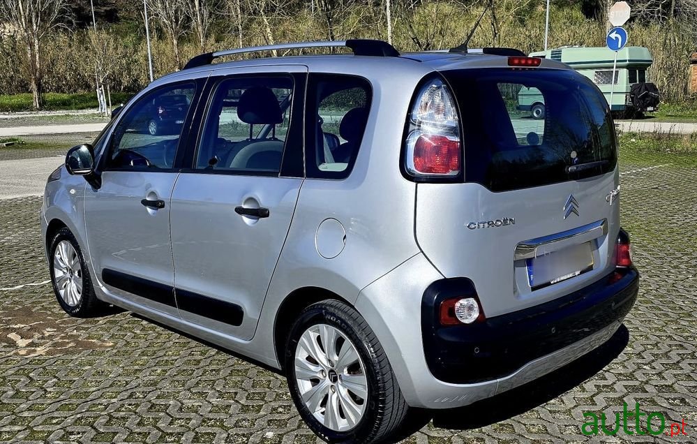 2010' Citroen C3 Picasso photo #1