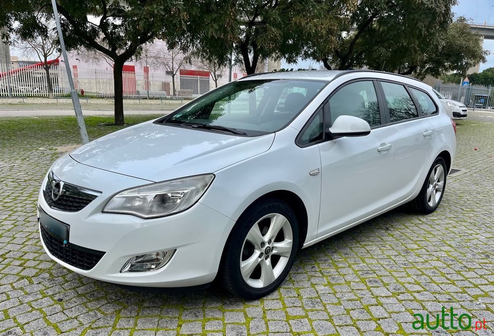 2011' Opel Astra Sports Tourer photo #1