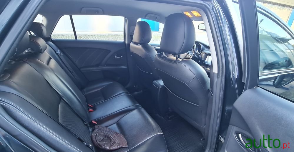 2015' Toyota Avensis Touring Sports photo #5