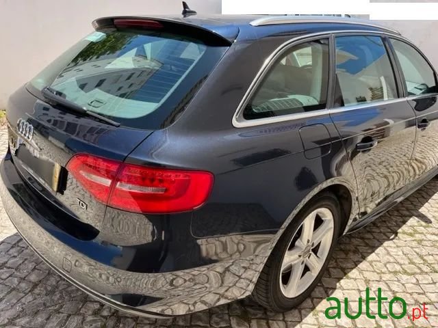 2013' Audi A4 Avant photo #2