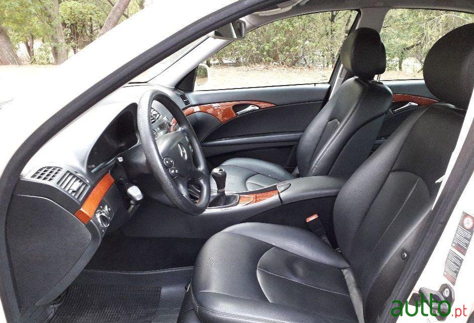 2006' Mercedes-Benz E-220 Cdi Classic photo #2