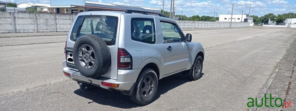 2000' Mitsubishi Pajero photo #2