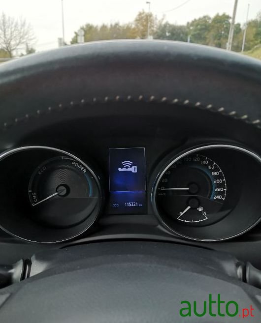 2016' Toyota Auris photo #3