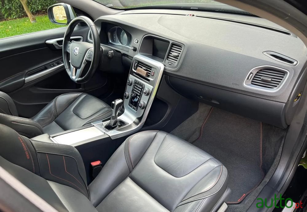 2016' Volvo V60 2.0 D2 R-Design photo #6