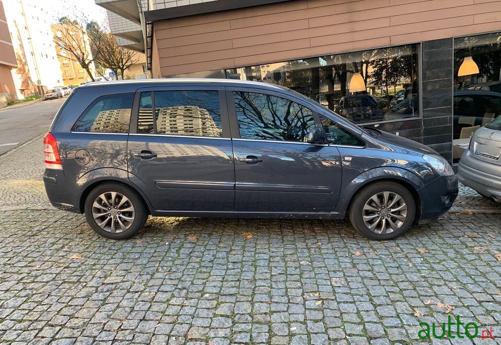 2010' Opel Zafira photo #2