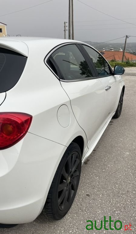 2010' Alfa Romeo Giulietta photo #6