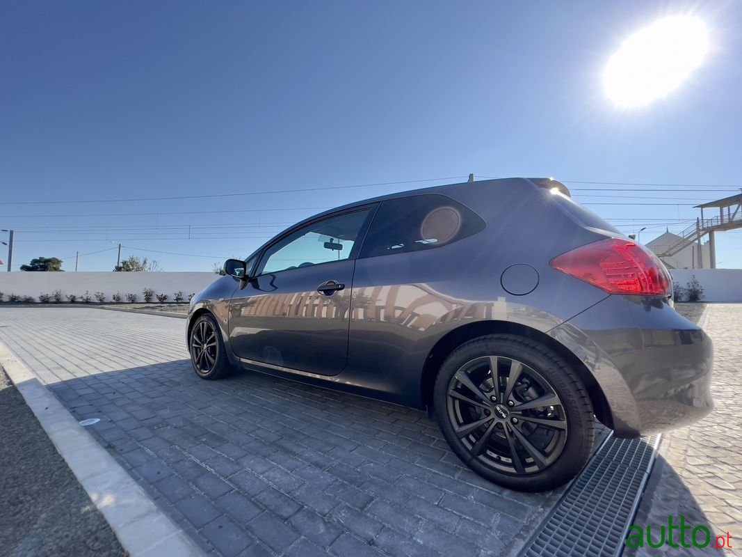 2009' Toyota Auris photo #3