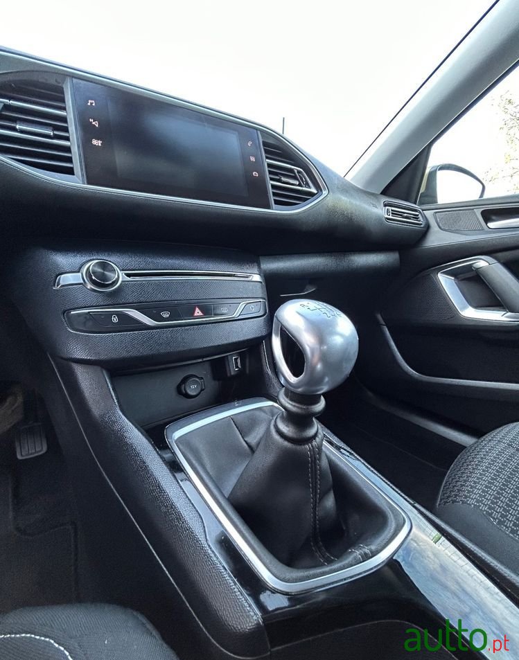 2018' Peugeot 308 1.5 Bluehdi Gt photo #2