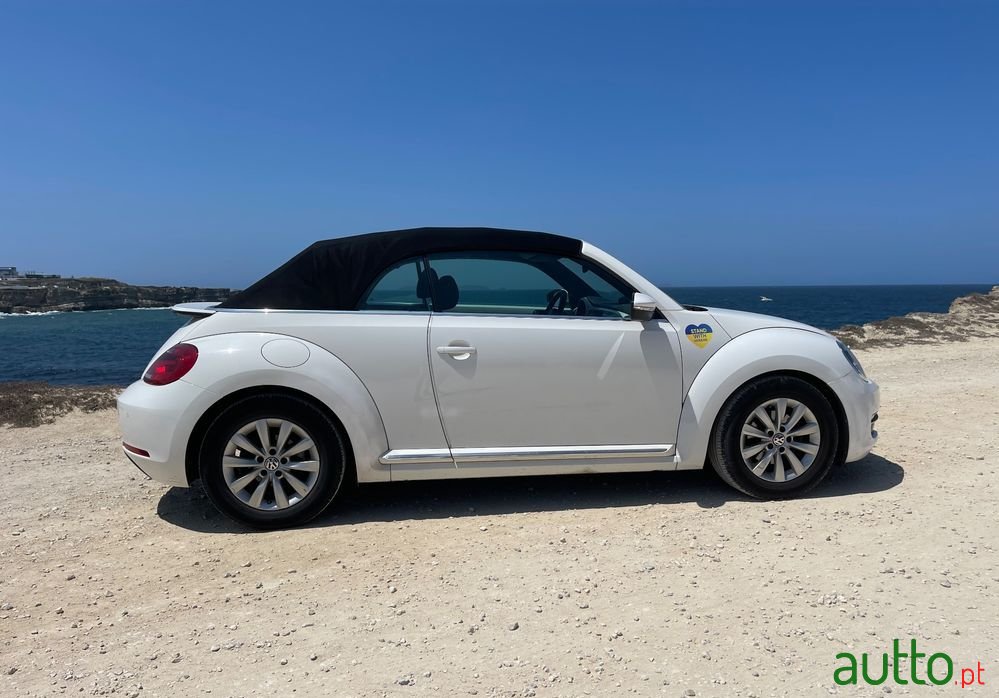 2013' Volkswagen New Beetle photo #4