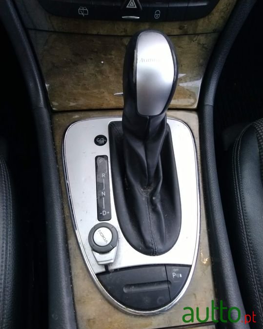 2004' Mercedes-Benz E-220 photo #4