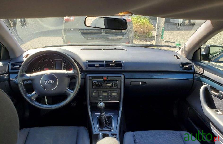 2002' Audi A4 Avant photo #3