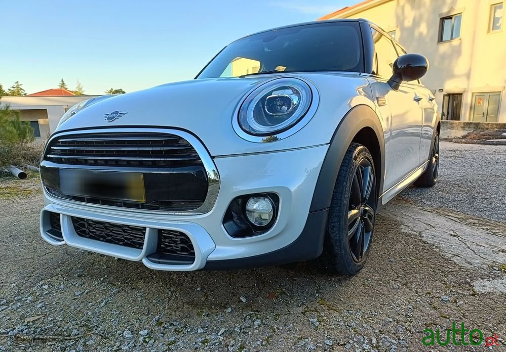 2019' MINI Cooper D photo #1