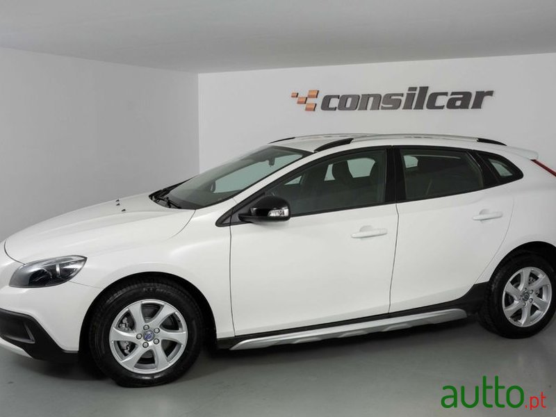 2015' Volvo V40 Cross Country photo #5